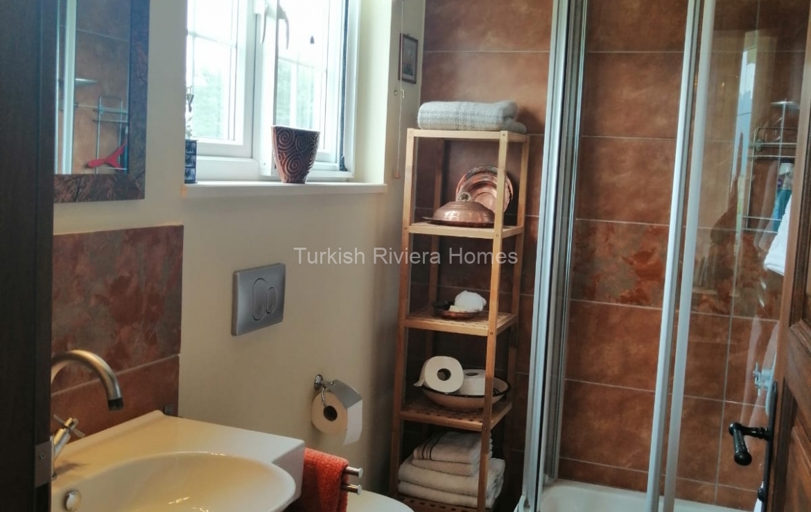 فيلا فخمة للبيع في أنطاليا مكونة من 8 غرف نوم مفروشة بالكامل بإطلالات